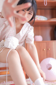 穿裙子坐他腿自由晃动什么情况